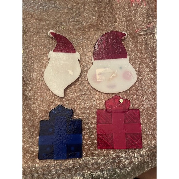 RSVD - Lot of 4 Vintage Silvestri Fused Glass Ornaments Santa/ Snowman/ Gifts C… - Picture 2 of 9